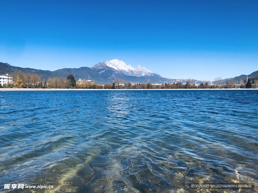 富士山下清澈湖水美景