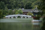 中式园林石桥湖景风光