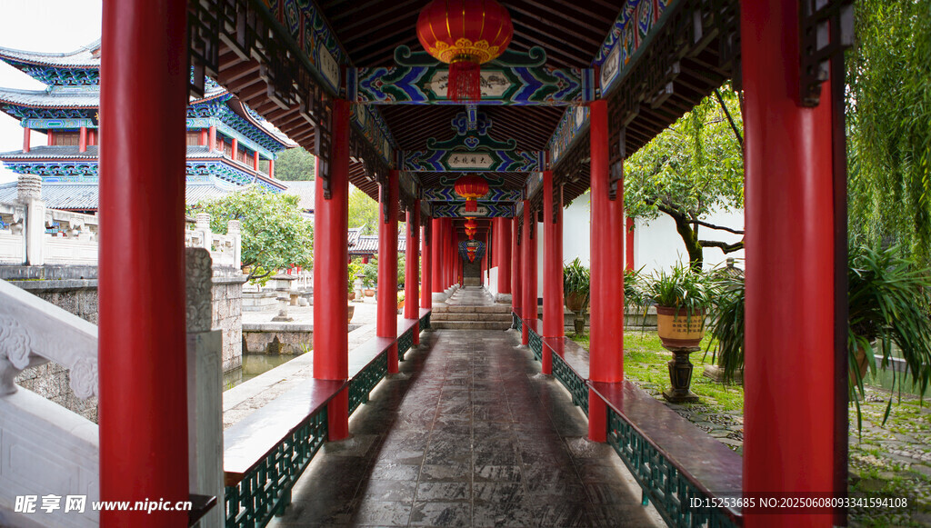 中式红廊下的静谧景致