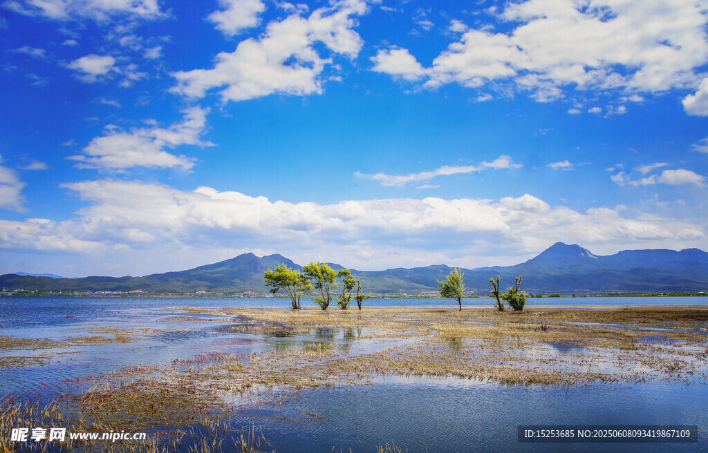 湖畔蓝天美景