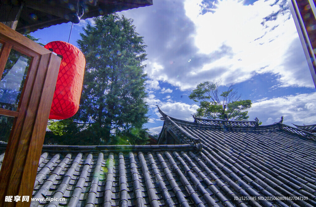 中式屋檐下的蓝天红灯笼