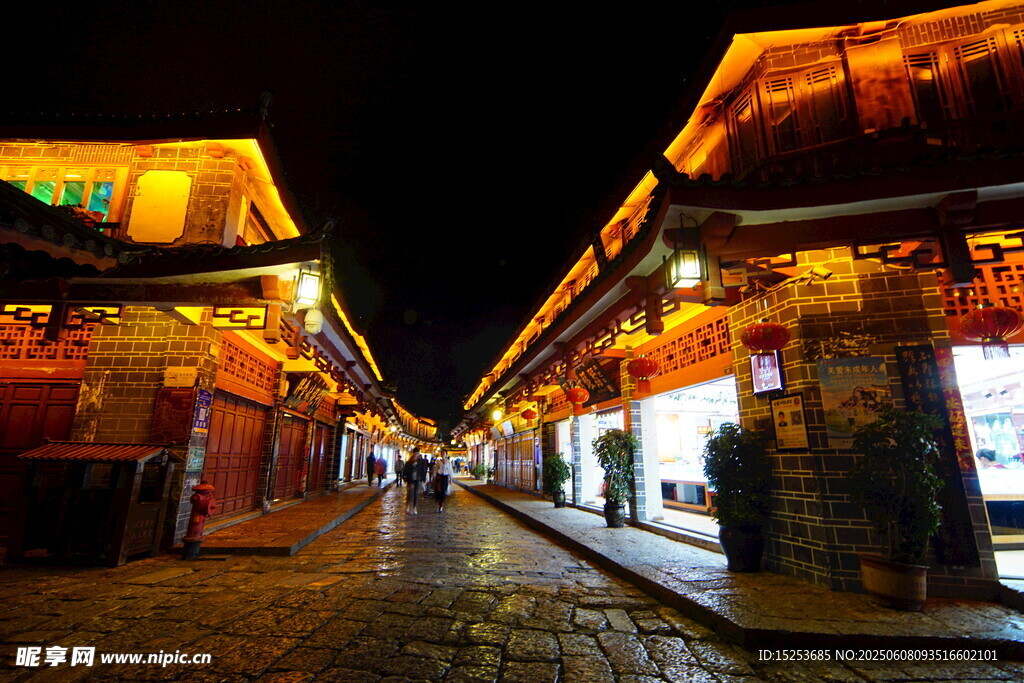 古街夜景灯火璀璨迷人