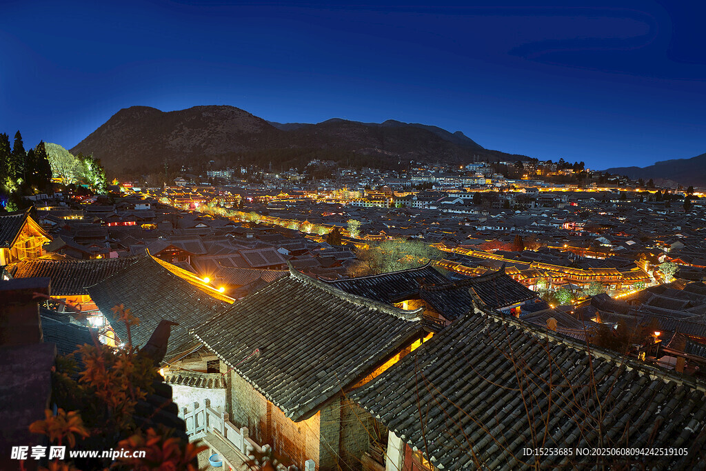 山村夜景俯瞰图