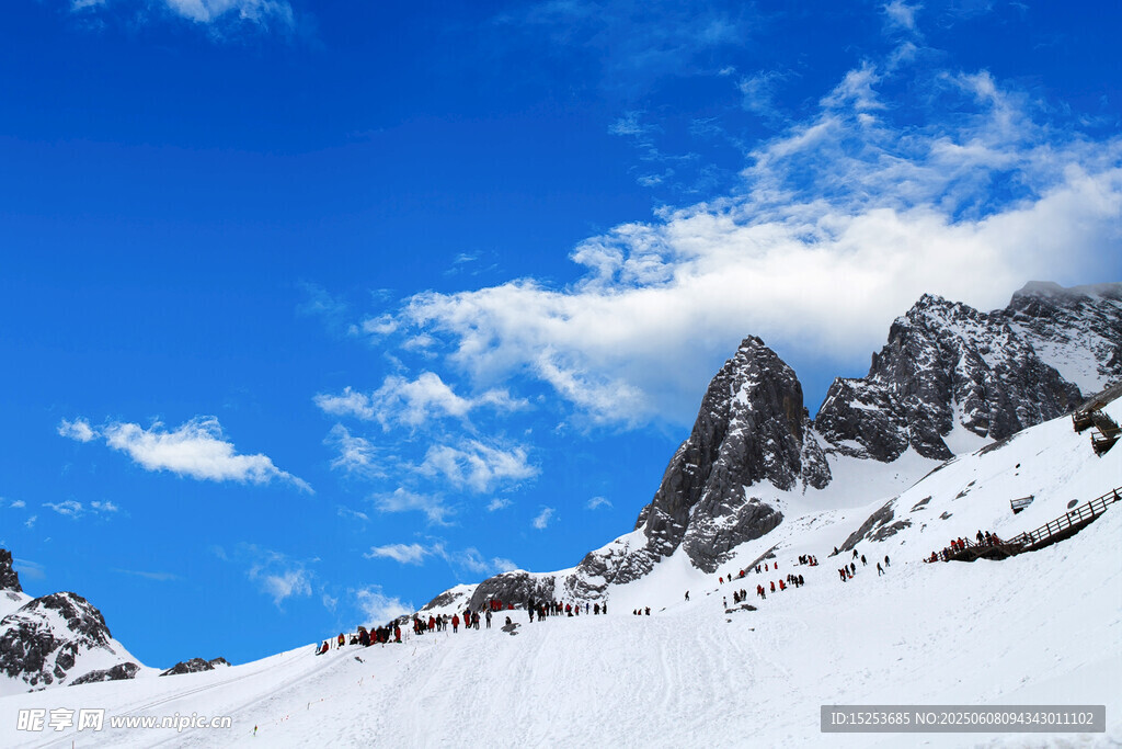 雪山蓝天壮丽美景