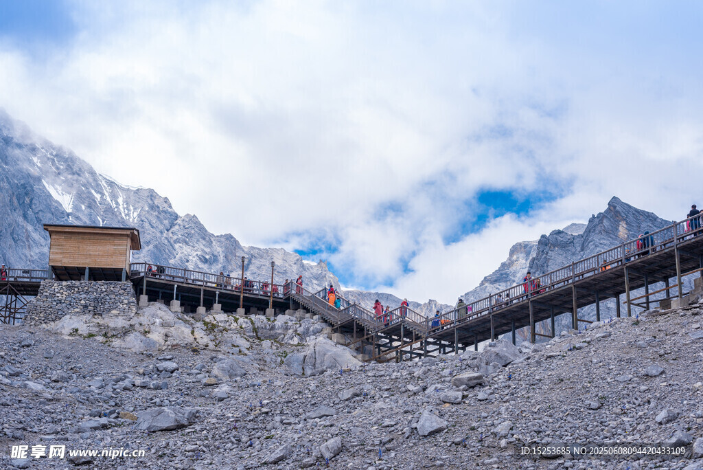 山间栈道 赏壮丽山景
