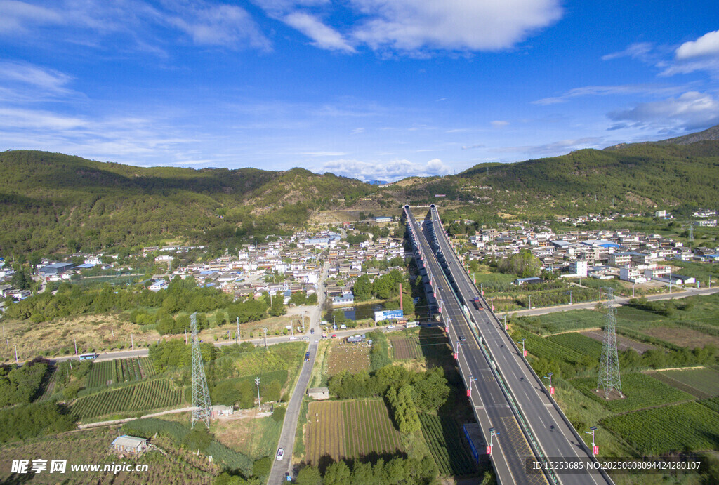 山间高架桥与村落景观