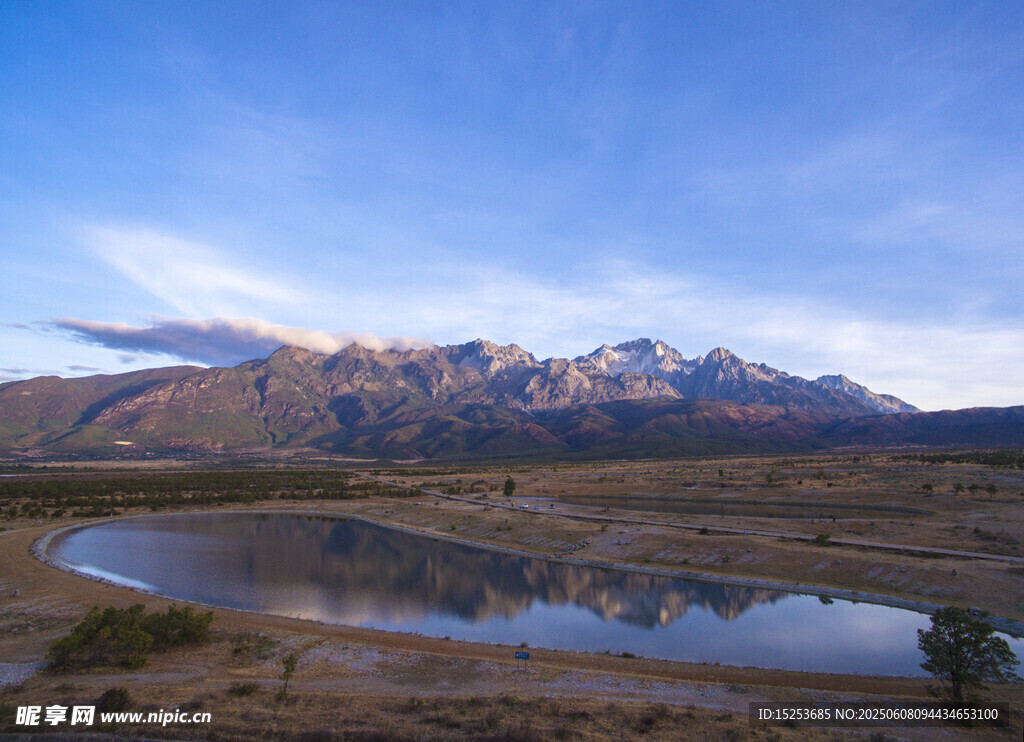 湖畔壮丽山景