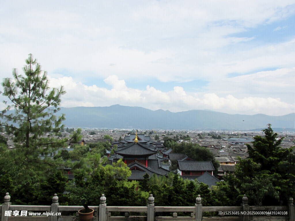 古景远眺 青山环抱之城