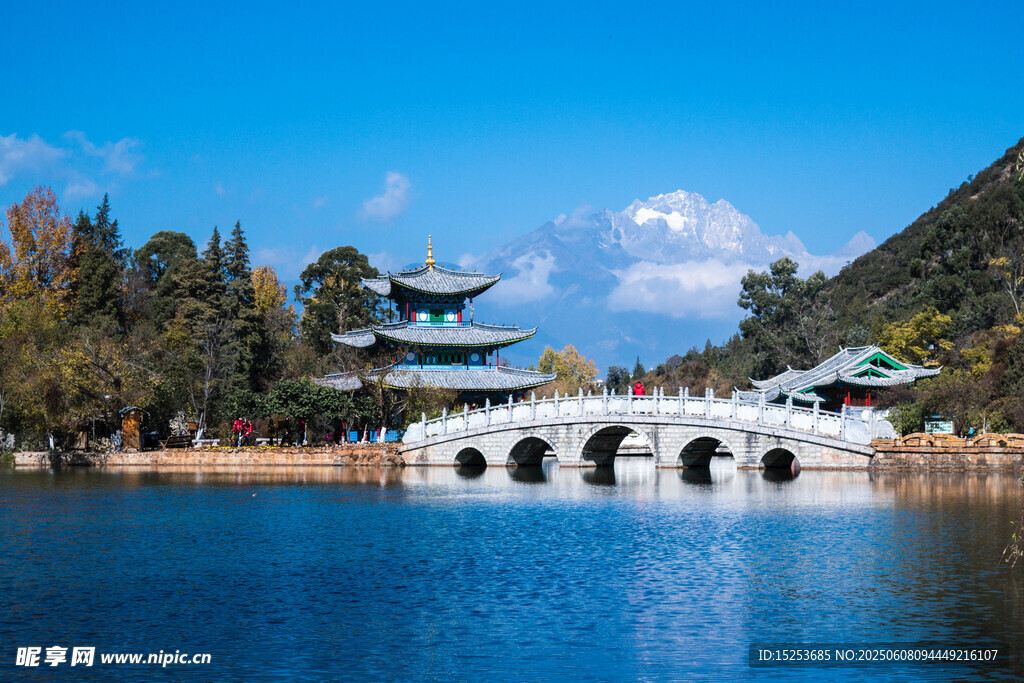 湖畔古桥美景