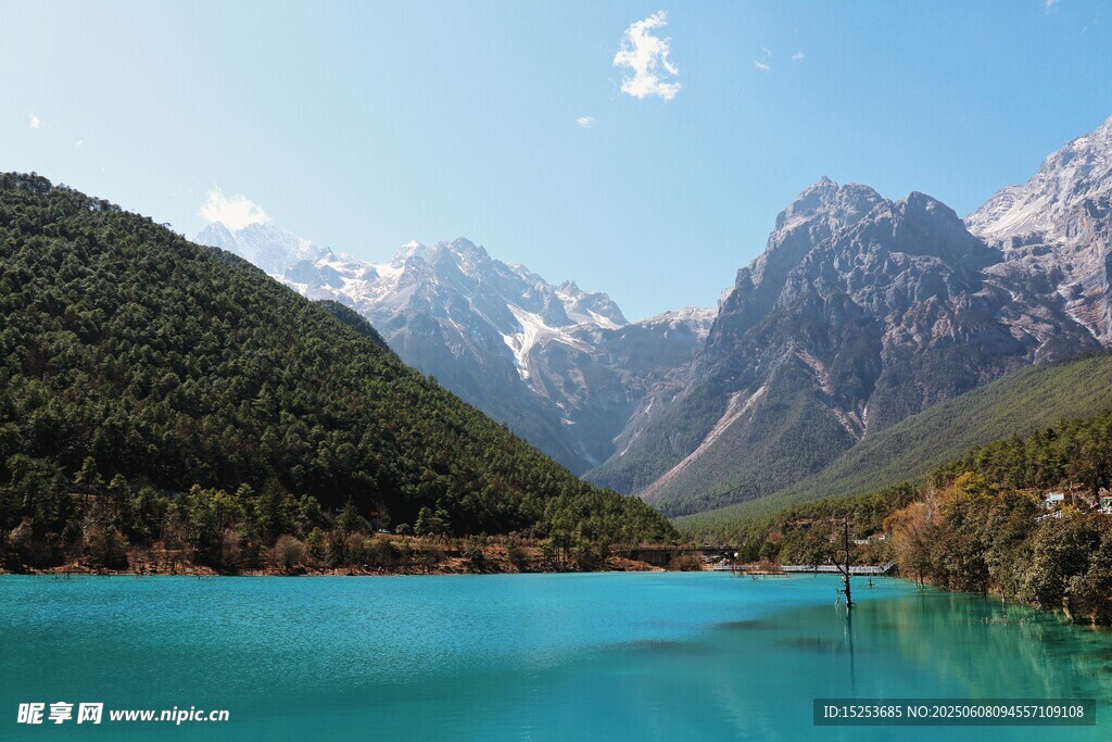 高山蓝湖美景