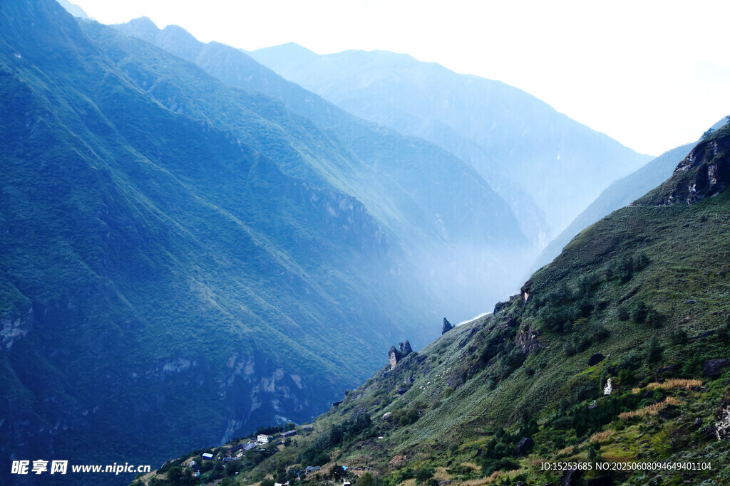 山间美景 云雾缭绕的山峦