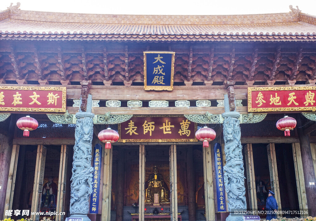 中式古建庙宇庄严景象