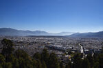 俯瞰城市与远山美景