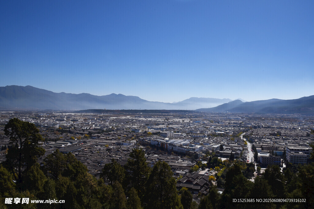 俯瞰城市与远山美景