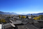俯瞰古城镇与远山美景