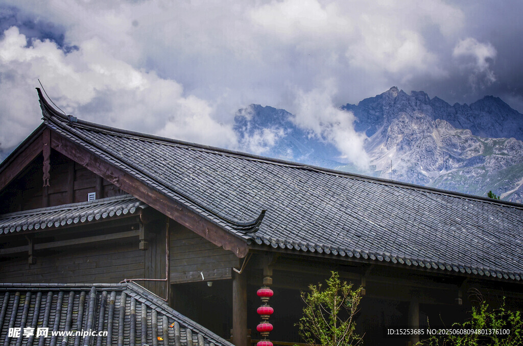 中式古建与远山云雾之景