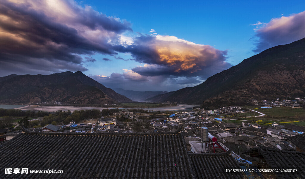 山间村落的美丽黄昏景色