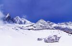 雪山风景下的车辆
