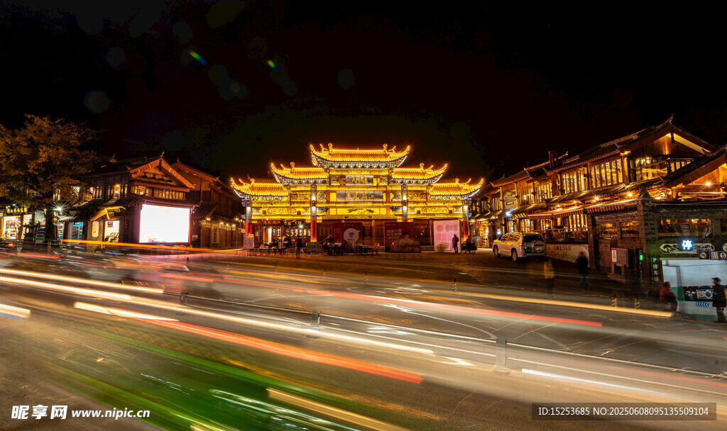 夜晚古建旁的车流光影