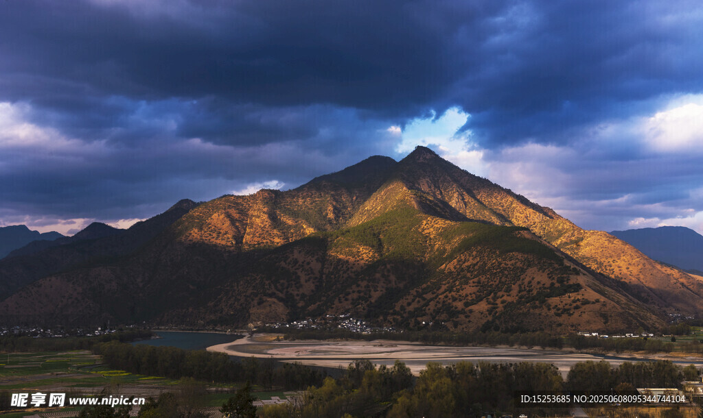 壮丽山峦与天空美景