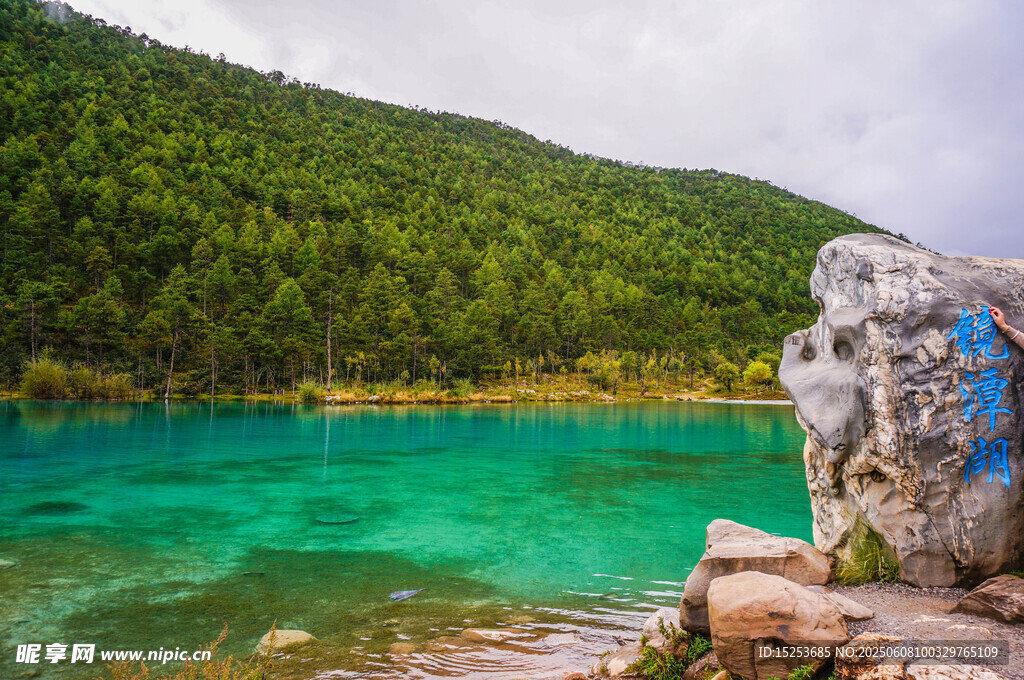 湖畔石塑与碧绿湖水美景