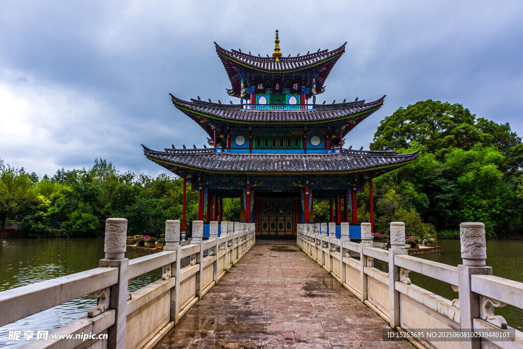 中式古桥连亭风景秀丽