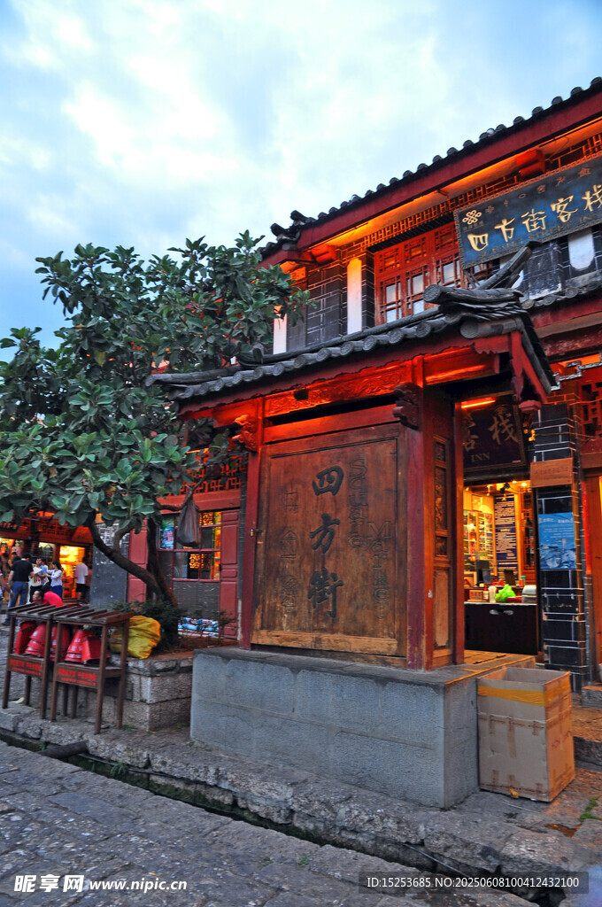 古雅中式建筑夜景韵味浓