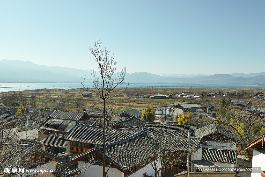 古朴村落远眺湖光山色