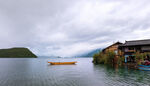 湖畔小屋与泛舟美景