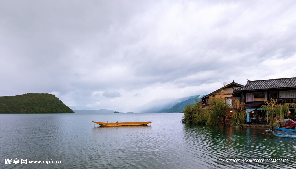 湖畔小屋与泛舟美景