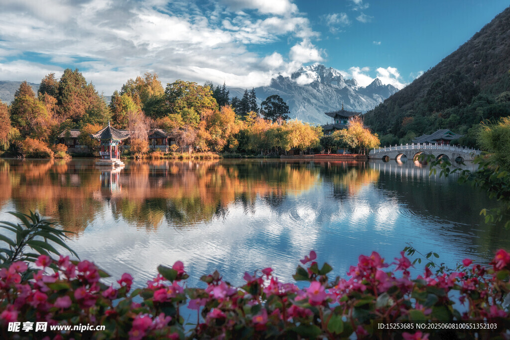 湖畔秋景 繁花映山水