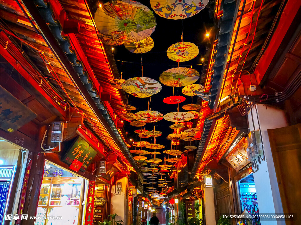 古街彩灯营造梦幻氛围