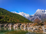 雪山下的碧绿湖畔美景