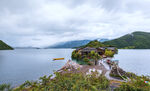 湖畔山峦美景