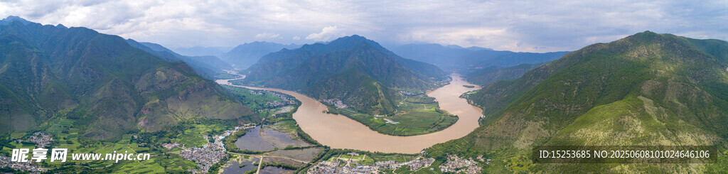 壮丽山河间蜿蜒的河流