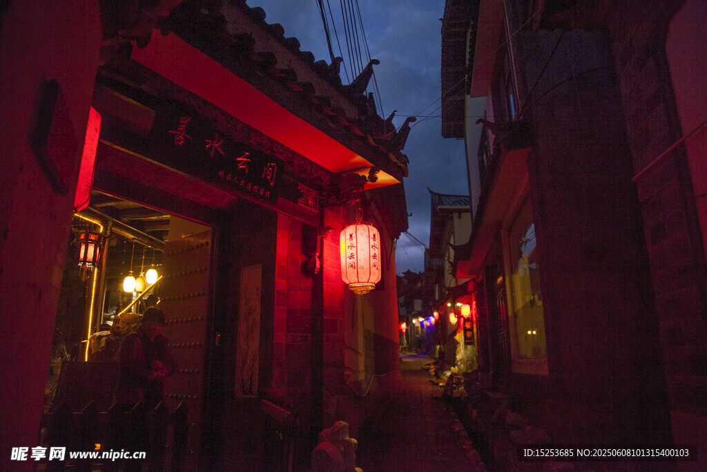 古巷夜色中的红灯笼点亮