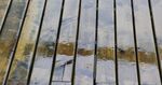 水面倒映的木质纹理