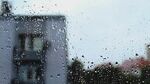 雨中模糊的建筑物景观