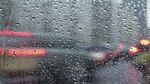 雨中车窗看城市车流