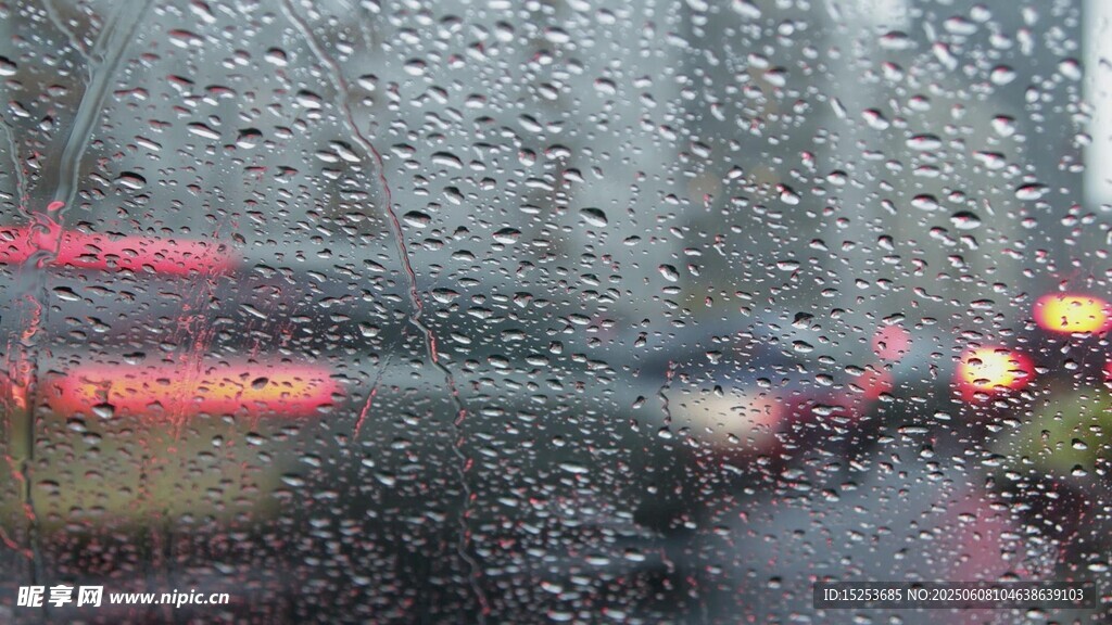 雨中车窗看城市车流