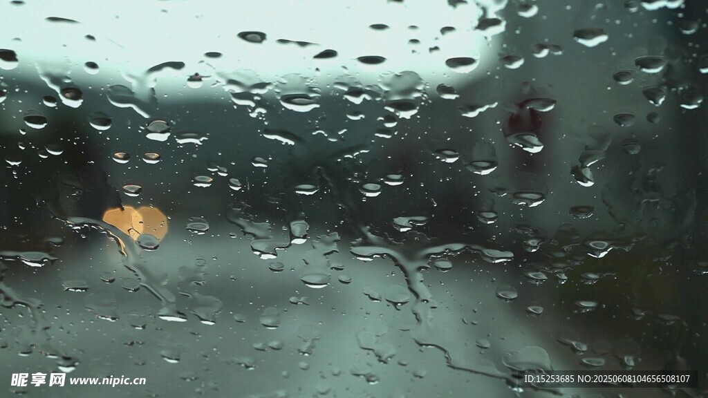 车窗上的雨滴与模糊街景