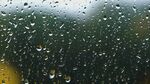 窗上雨滴 朦胧景致