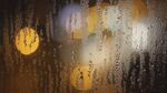 雨夜车窗上的朦胧光影