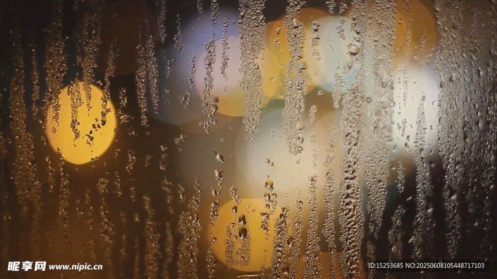 雨夜车窗上的朦胧光影