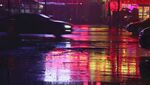 雨夜街头霓虹倒影
