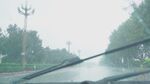 雨中行车挡风玻璃视角