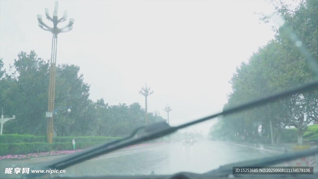 雨中行车挡风玻璃视角