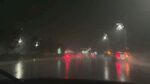 雨夜行车道路灯光倒影