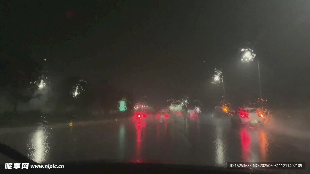 雨夜行车道路灯光倒影