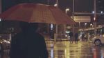 雨夜撑伞人
